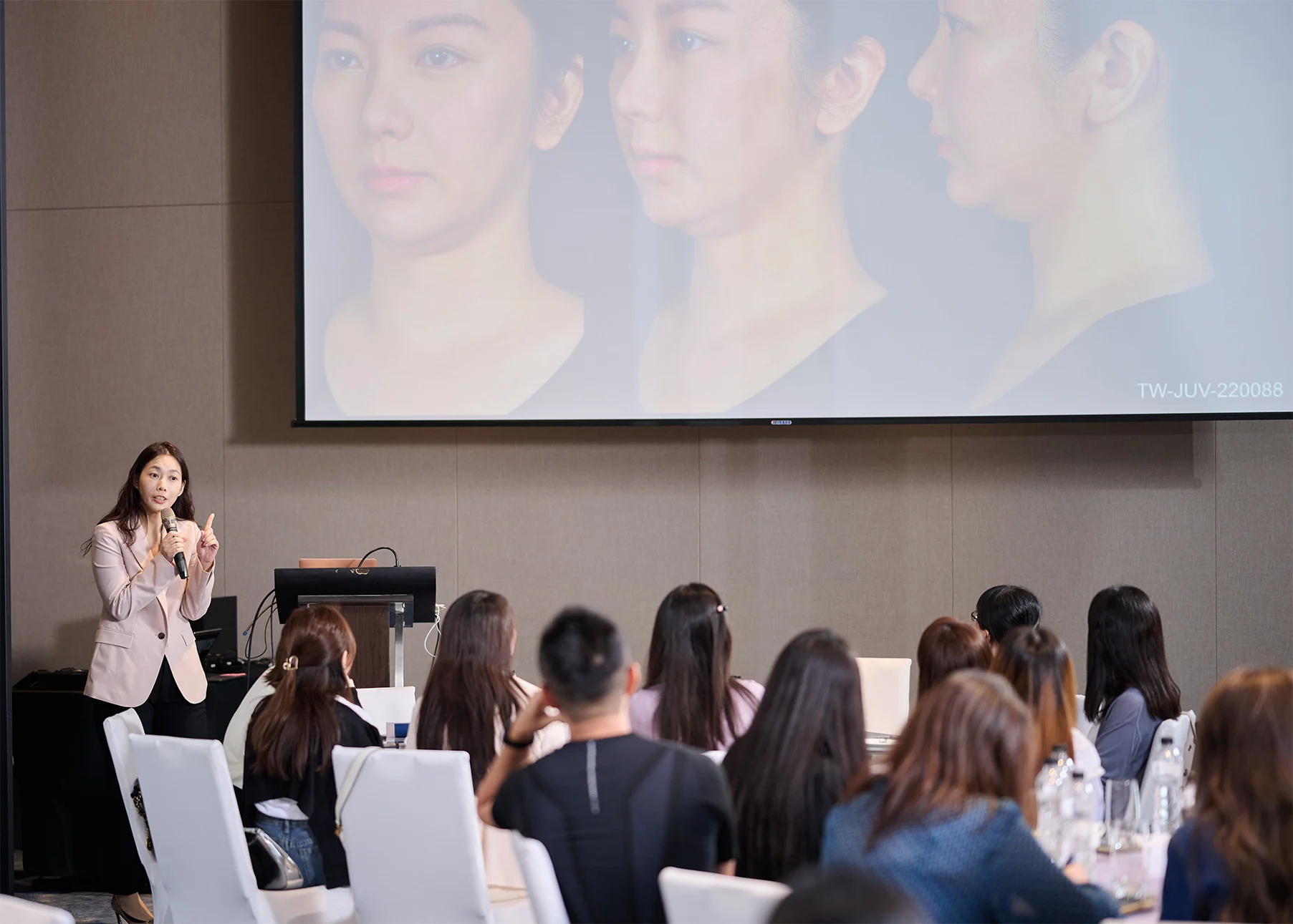 凝境美學院長于曉恩院長受邀為美國愛力根酷塑Elite冷凍減脂演講教學