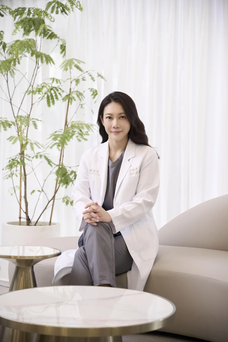 台北醫美 于曉恩醫師 女醫師坐於診間沙發的專業形象照，呈現冷凍減脂與體態雕塑專訪主題