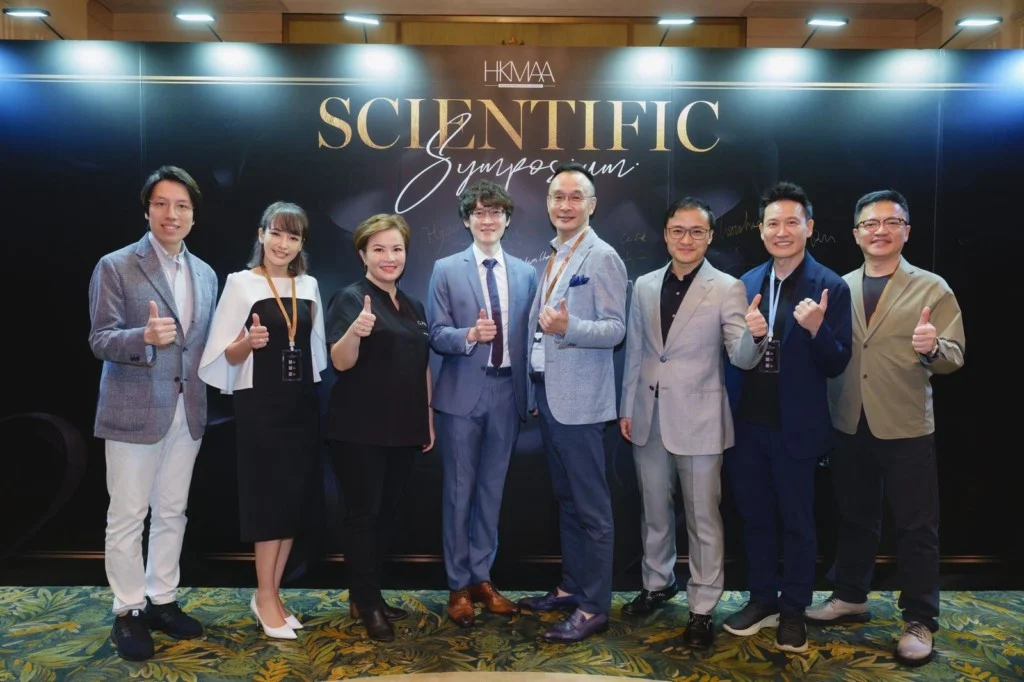 由左至右: 「香港醫學美容協會」副會長 胡尚勇醫生、理事會成員 林薇醫生、理事會成員 林竹筠醫生、曾繁聞醫生、倪宗亨醫生、會長任俊彥醫生、義務司庫 鄭泱先生及理事會成員 柯志剛醫生一起亮相1