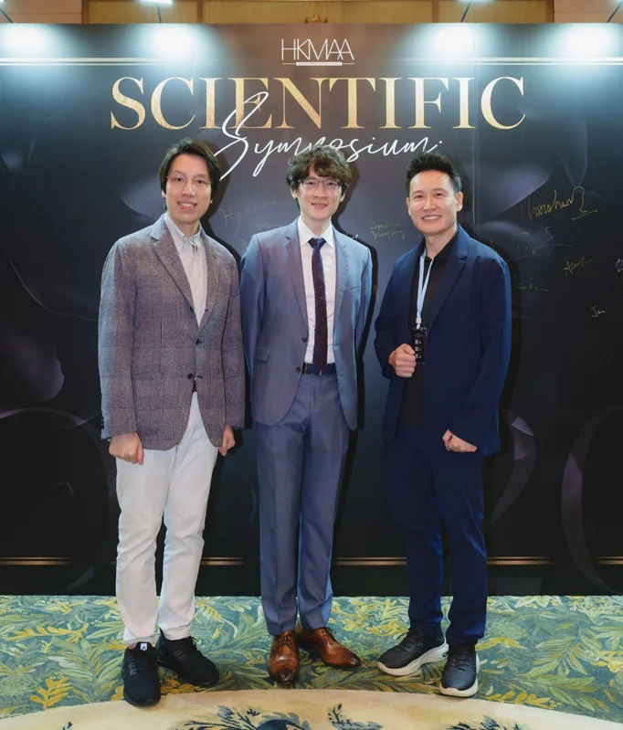 「香港醫學美容協會」副會長 胡尚勇醫生(左一)及義務司庫 鄭泱先生(右一) 歡迎曾繁聞醫生多來港交流。1