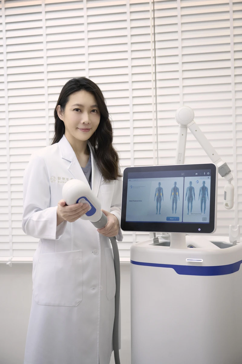 于曉恩醫師 女醫師手持酷塑冷凍減脂探頭，站在酷塑冷凍減脂儀器 coolsculpting elite旁