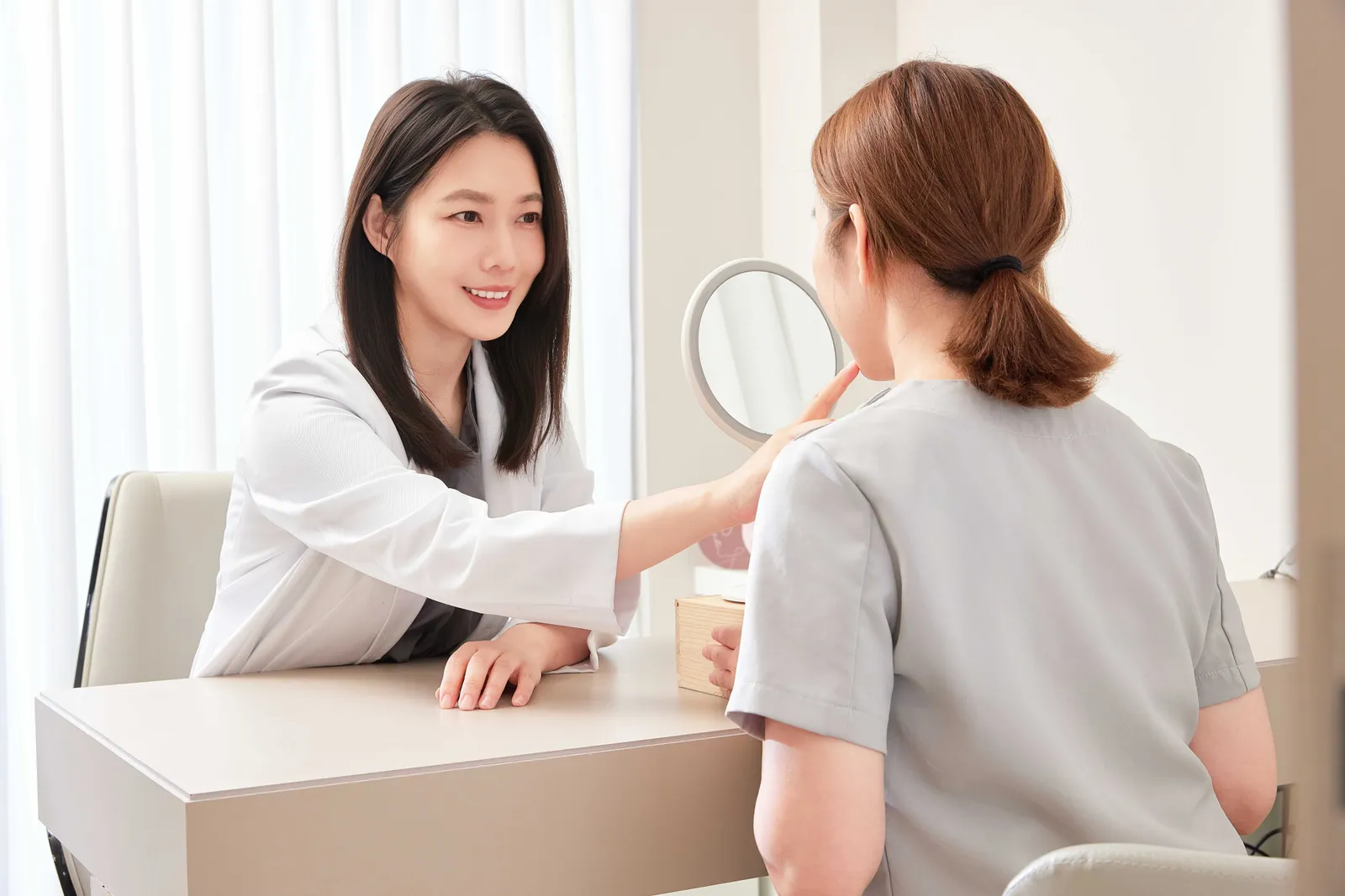 凝境美學診所 于曉恩醫師為客戶進行臉部評估諮詢的側拍照