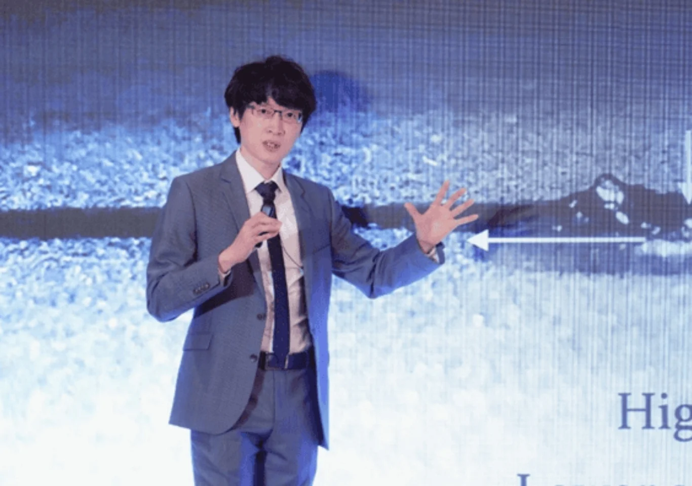 「香港醫學美容協會」副會長 胡尚勇醫生(左一)及義務司庫 鄭泱先生(右一) 歡迎曾繁聞醫生多來港交流。3