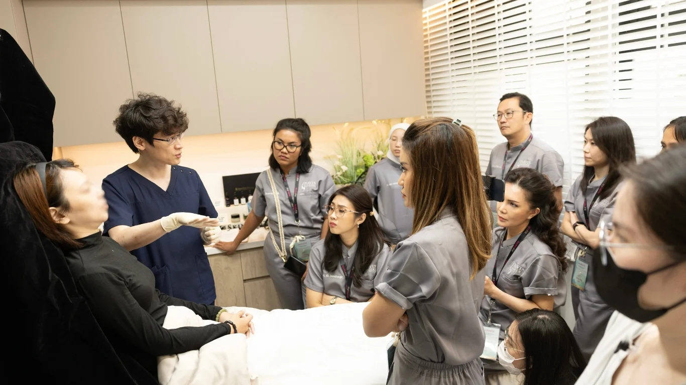 國外醫師參訪凝境美學診所向曾繁聞醫師學習玻尿酸與精靈針注射技術