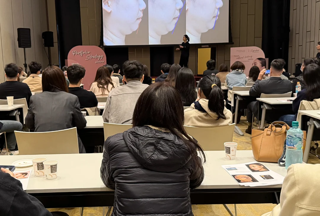 醫師於醫學會議分享下半臉結構評估